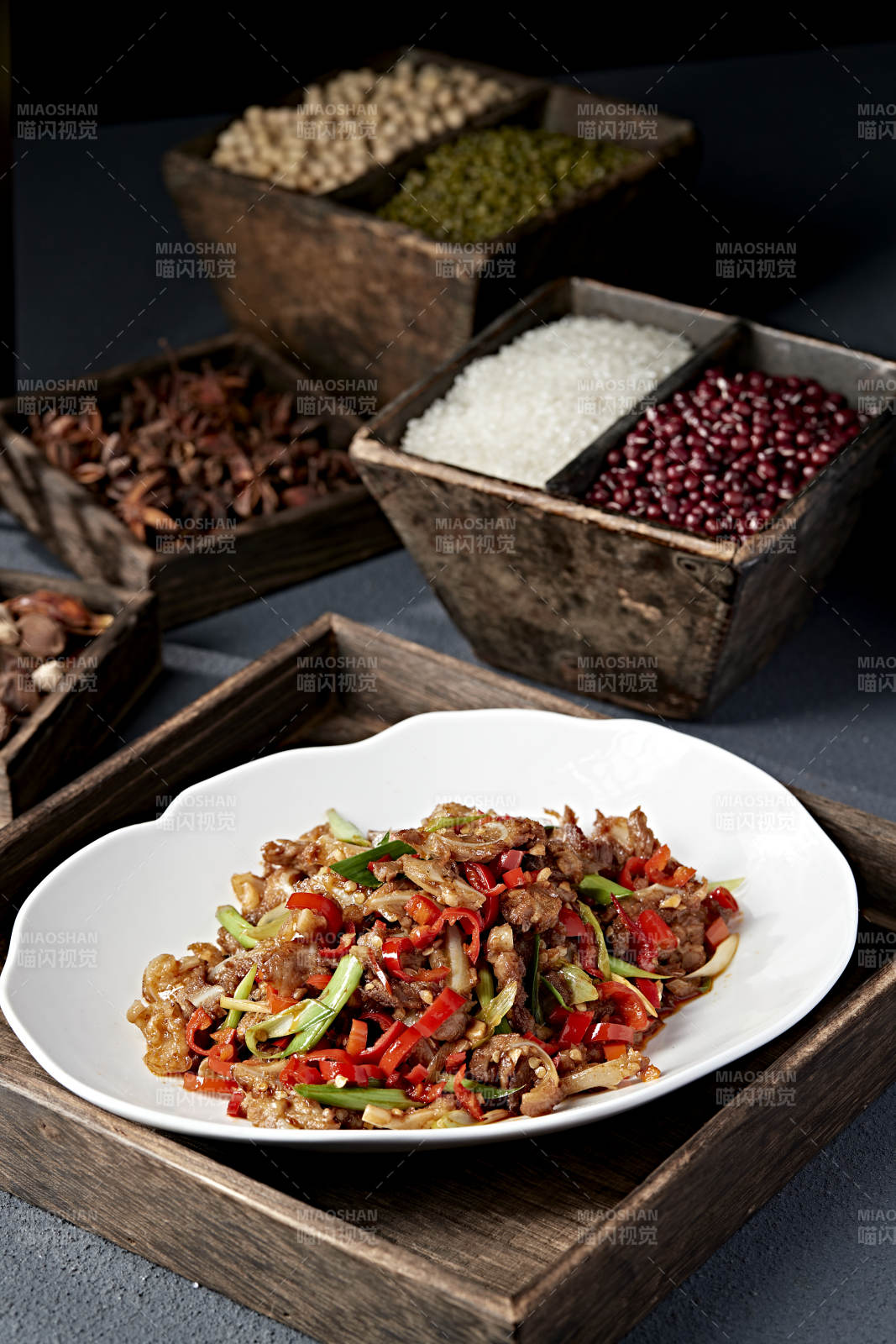 香辣炒肉配五谷