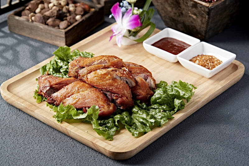 香烤鸡翅配酱料