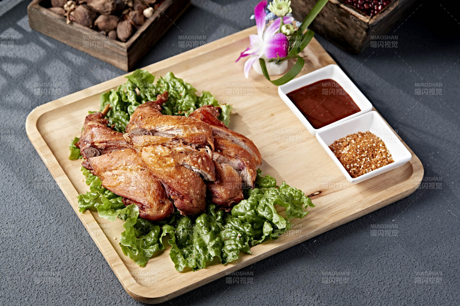 香烤鸡翅配酱料