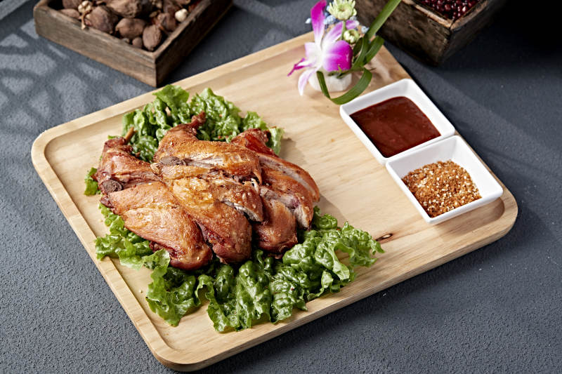 香烤鸡翅配酱料