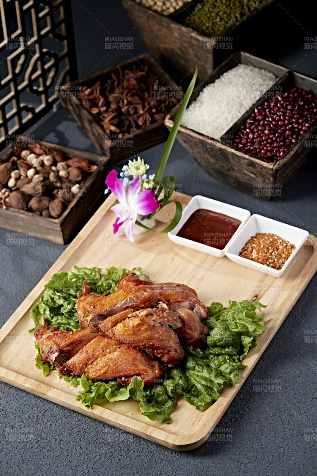 香辣鸡翅配秘制酱料