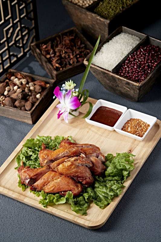 香辣鸡翅配秘制酱料