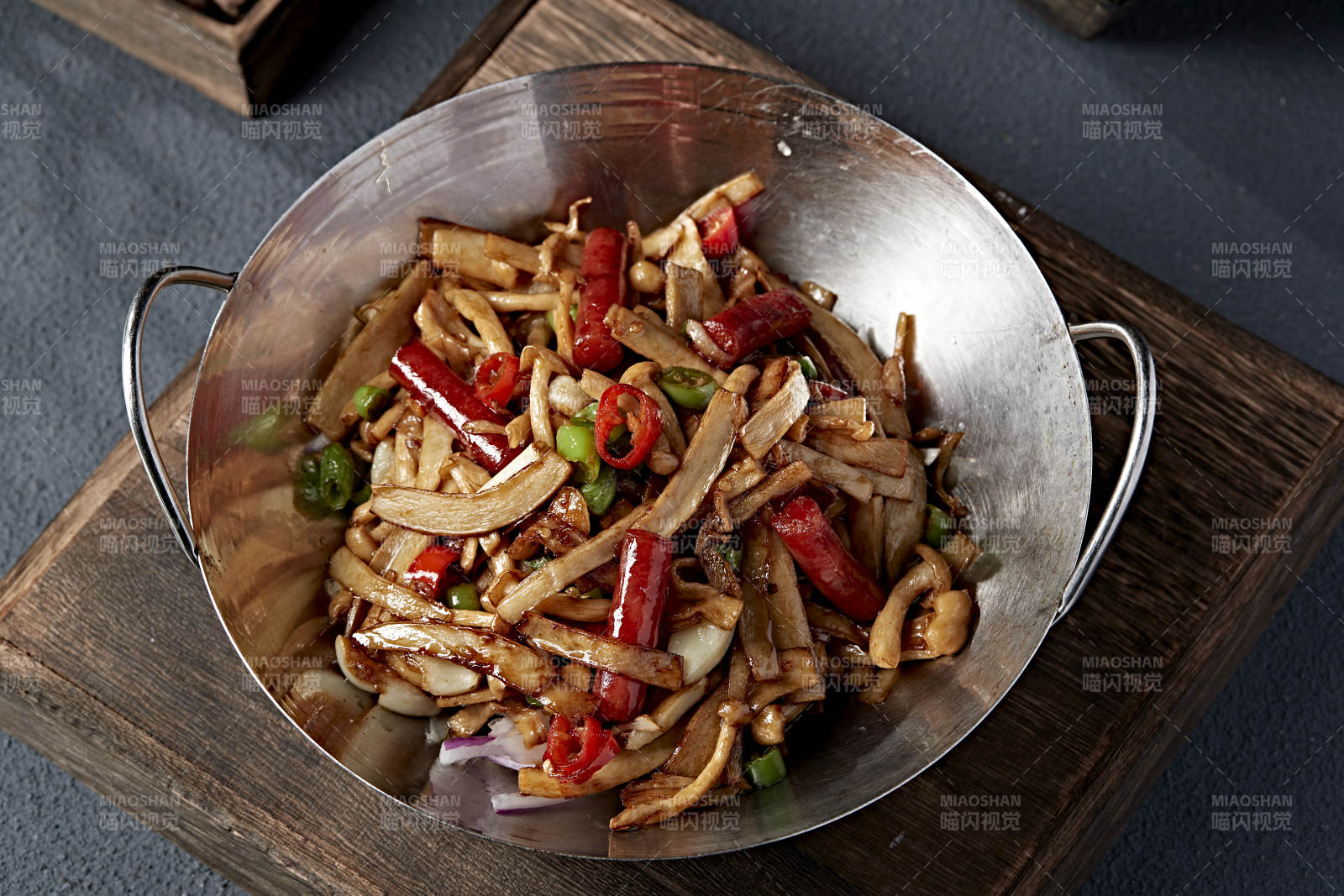 铁锅炒鱿鱼