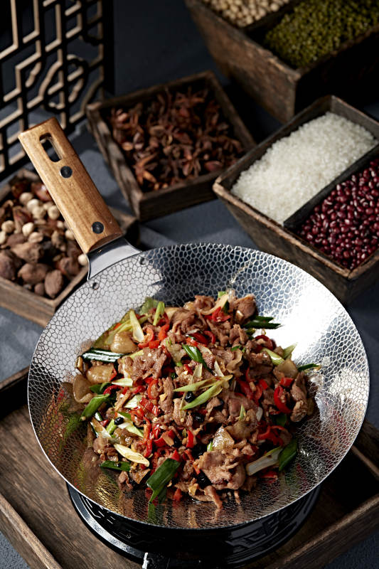 铁锅炒肉配彩椒