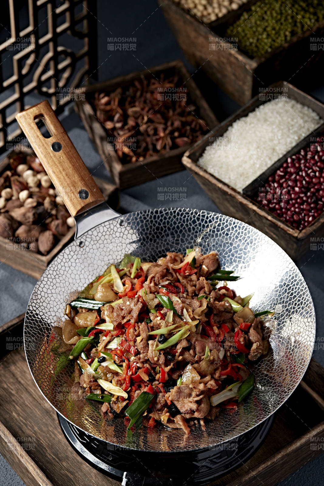 铁锅炒肉配彩椒