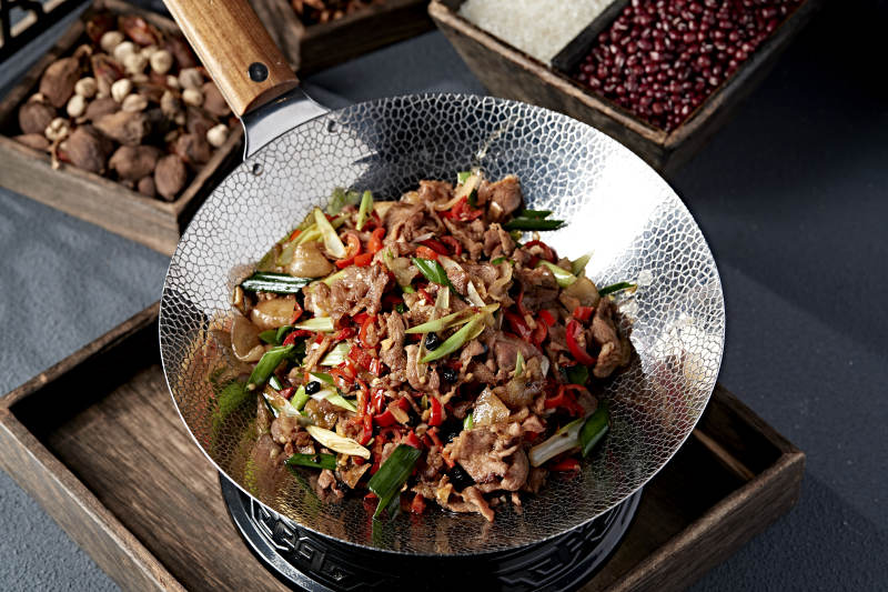 铁锅炒肉配彩蔬