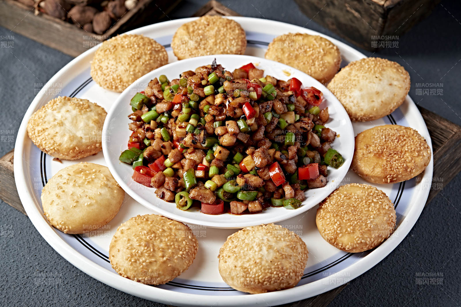 辣炒肉丁配酥饼