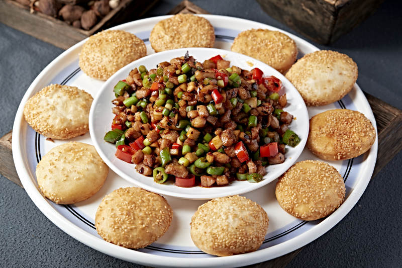 辣炒肉丁配酥饼