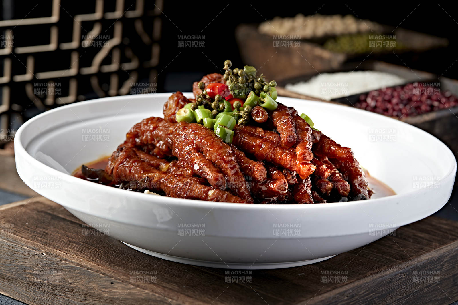 香辣鳳爪配青椒