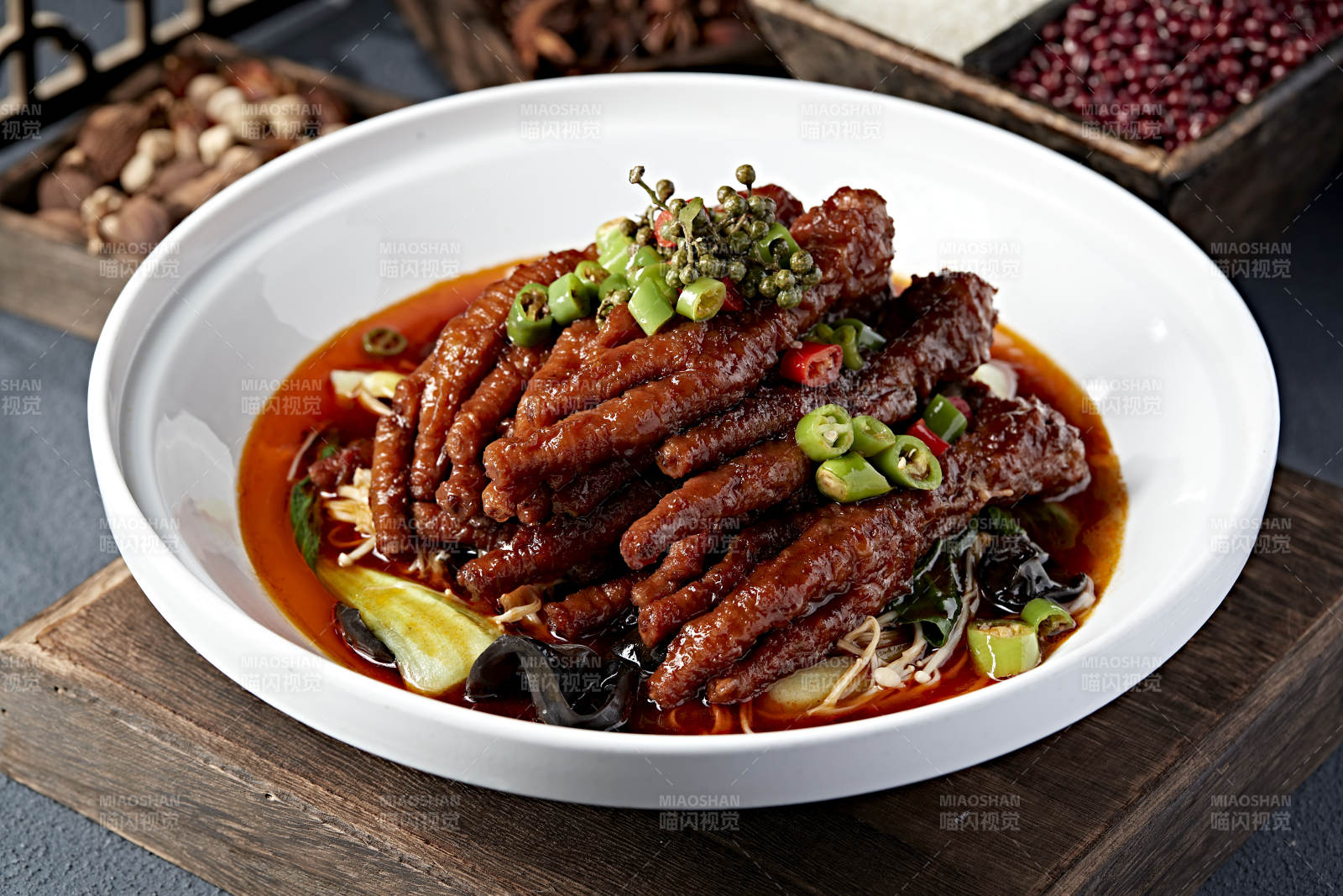 麻辣鸭掌配青椒