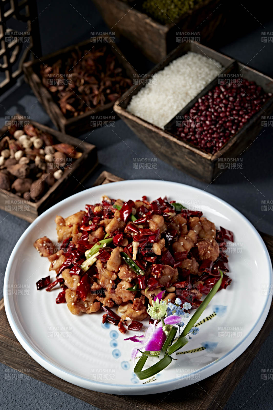 麻辣鸡丁配香料