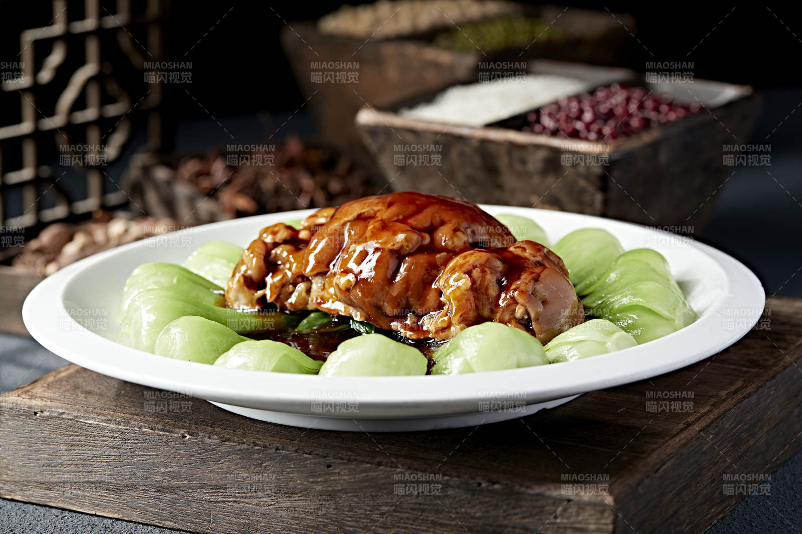 酱汁鸡腿配青菜