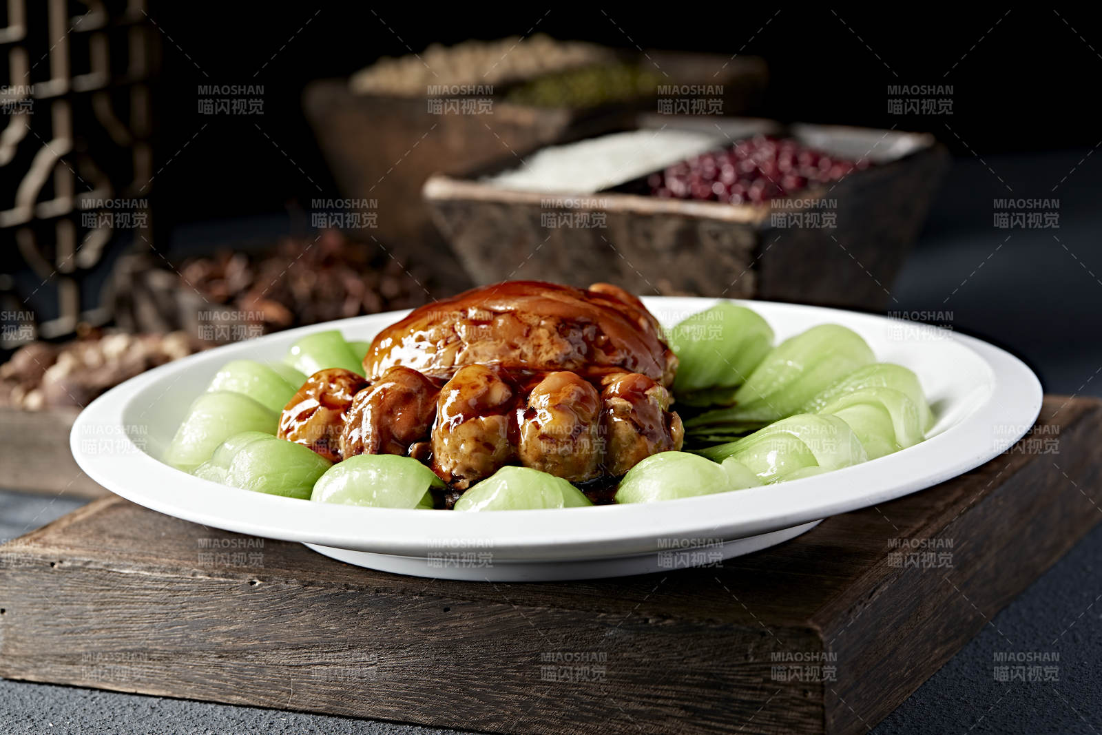 酱香鸡腿配青菜