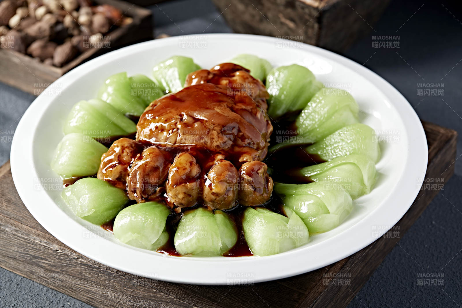 红烧猪蹄配青菜