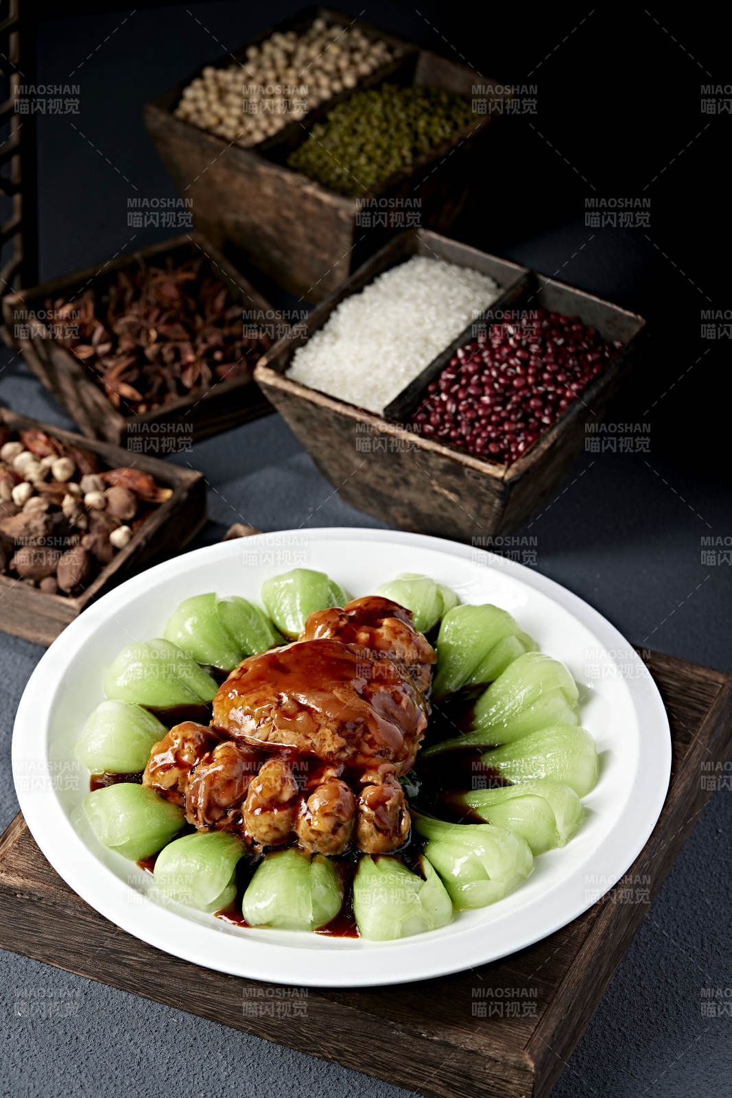 酱香蹄膀配时蔬