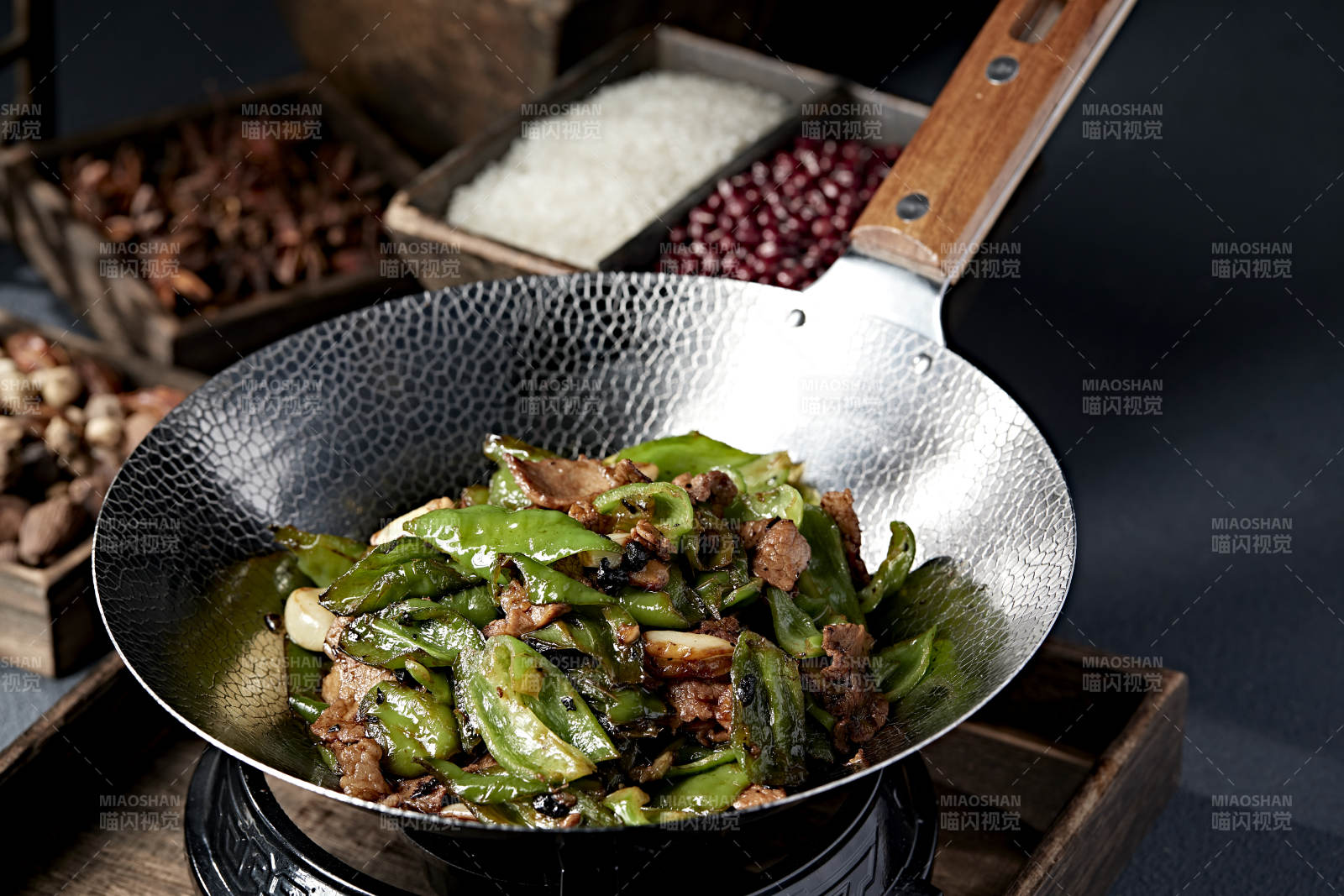 铁锅炒青椒肉片