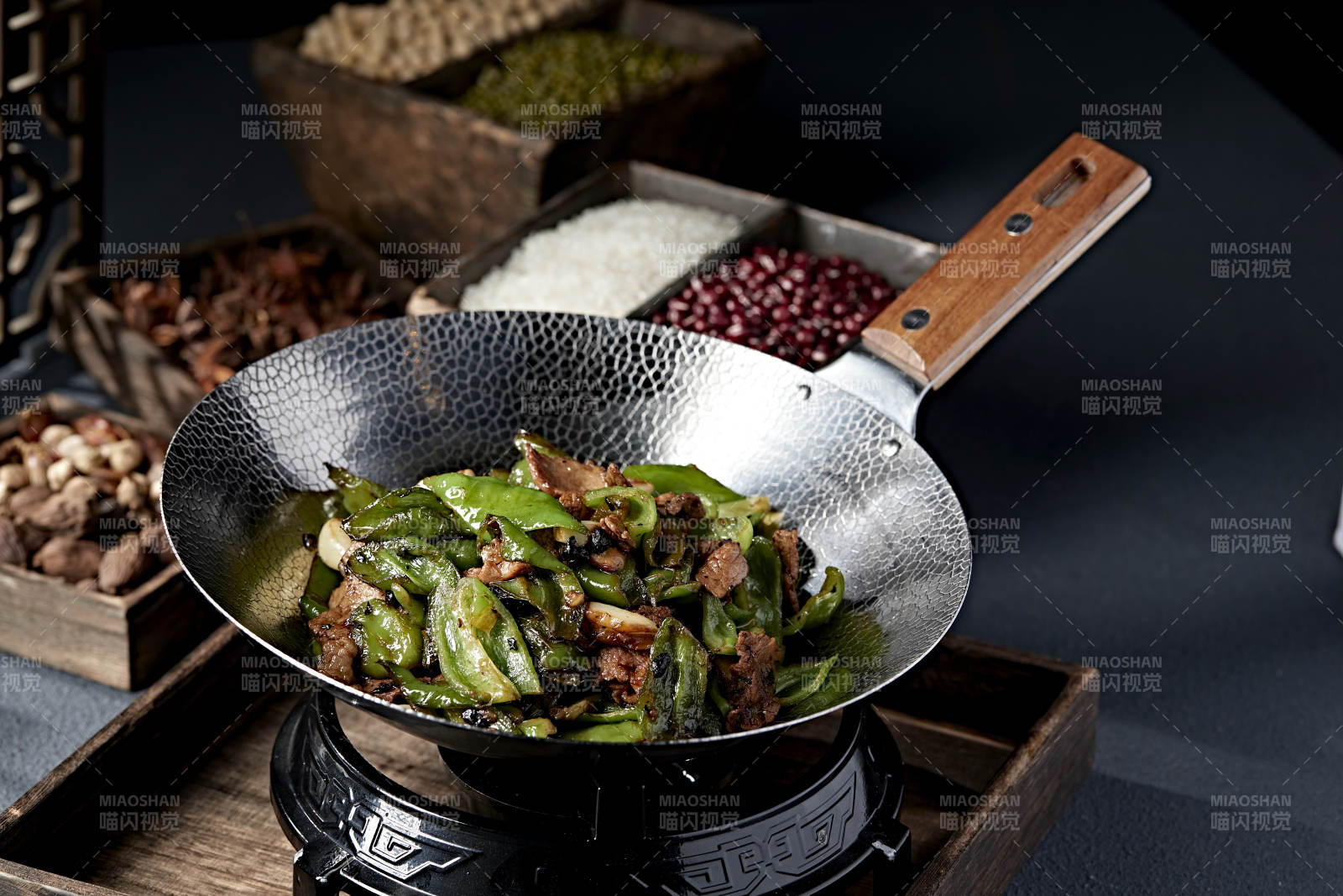 铁锅炒青椒肉片