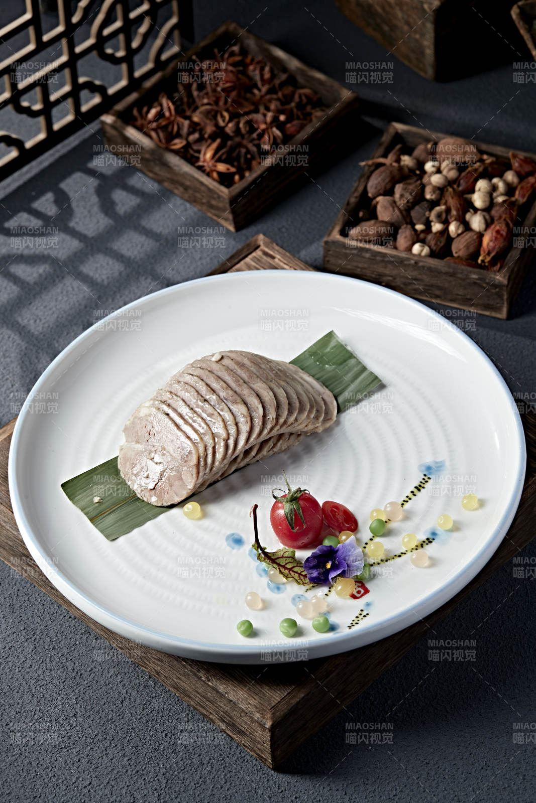 精致肉卷配香料