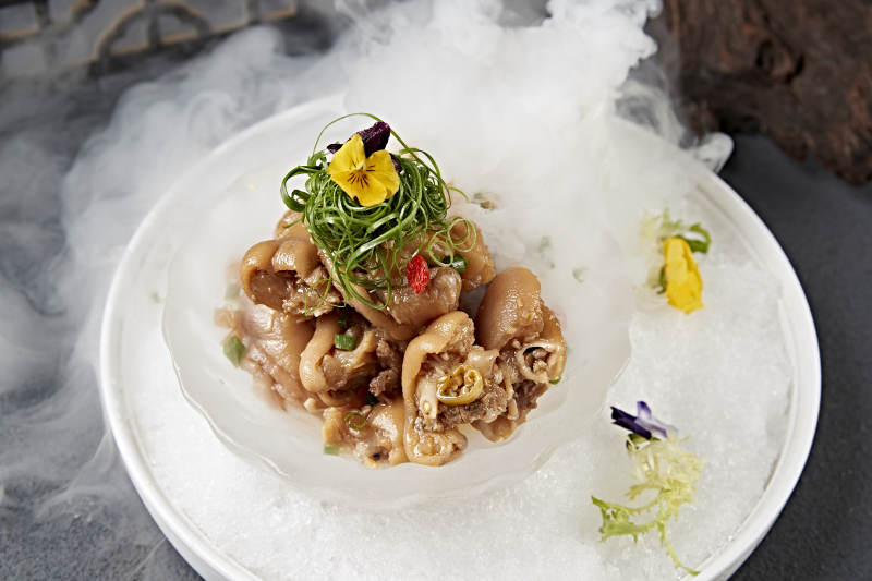 烟雾缭绕的创意料理