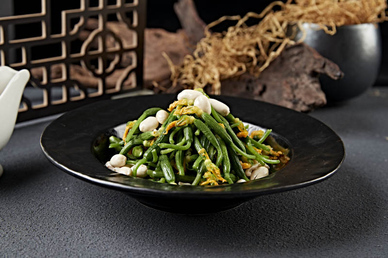 清炒豆角配蒜瓣