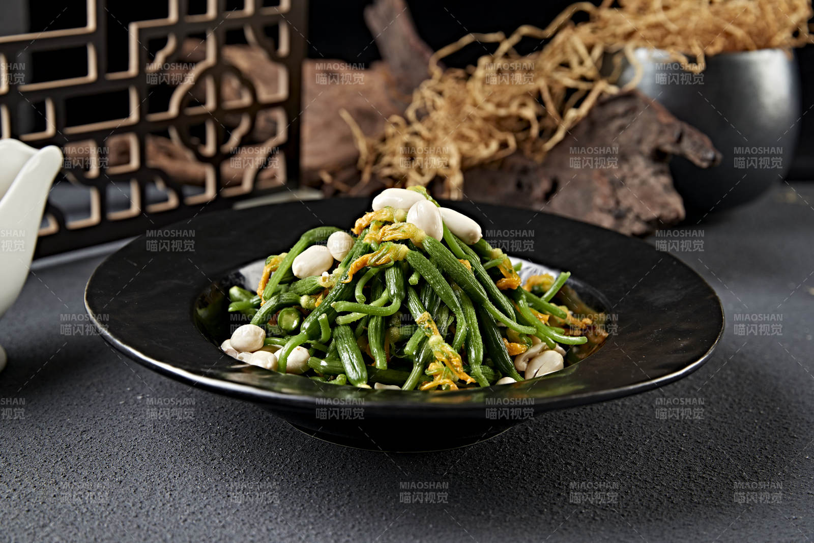 清炒豆角配蒜瓣