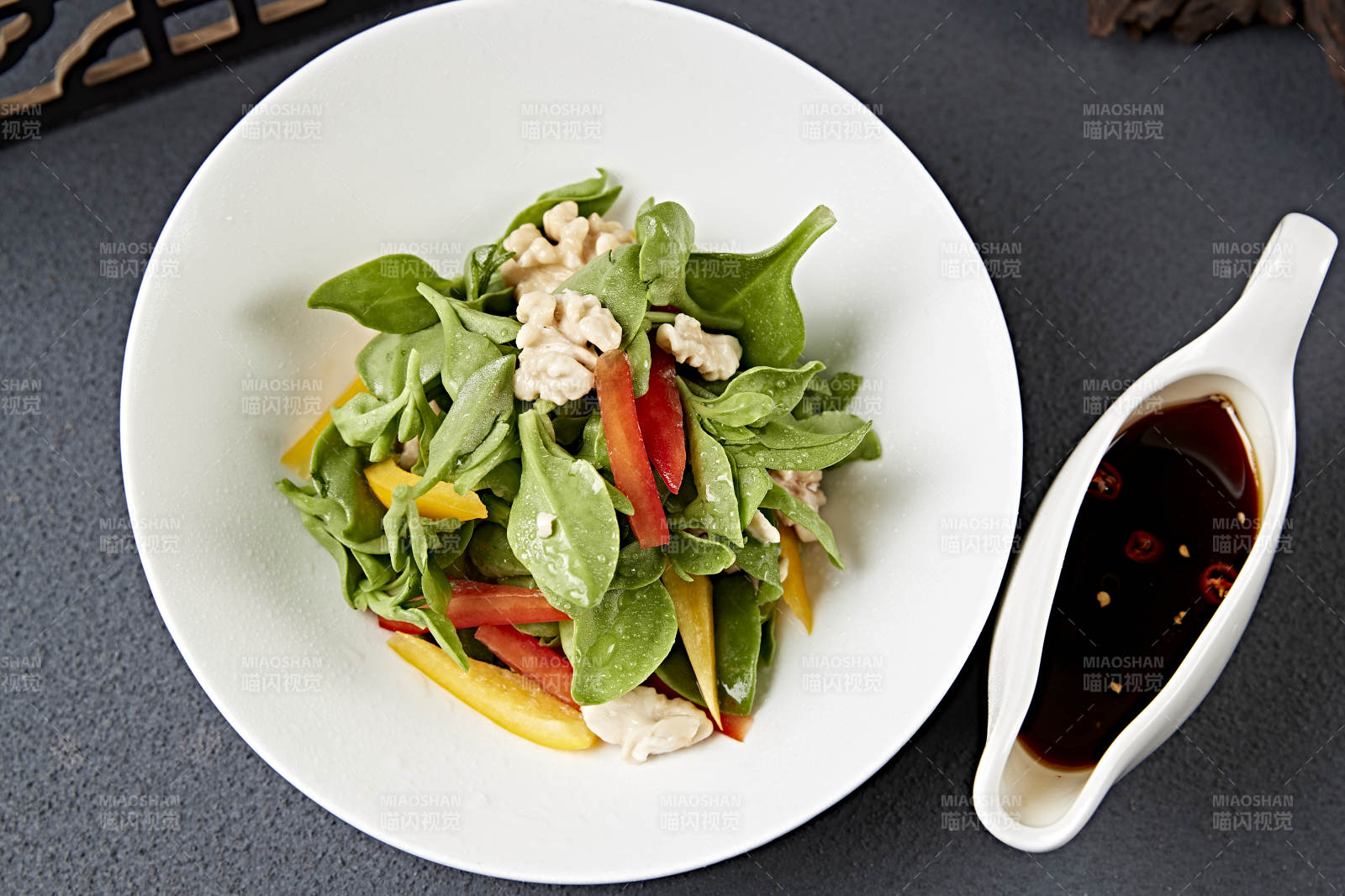 清新蔬菜沙拉配酱