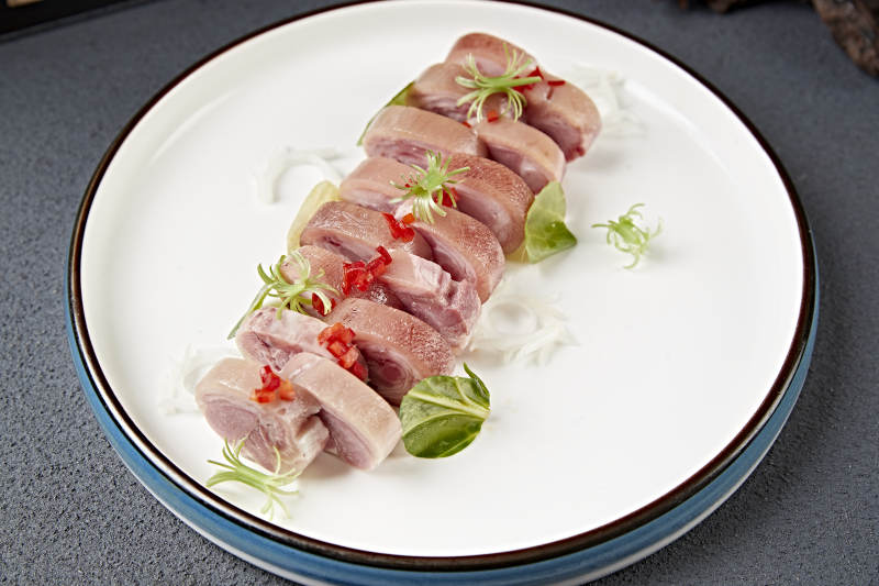 卤味压猪肘花卷切片