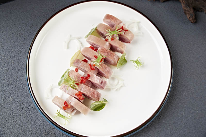 卤味压猪肘花卷切片