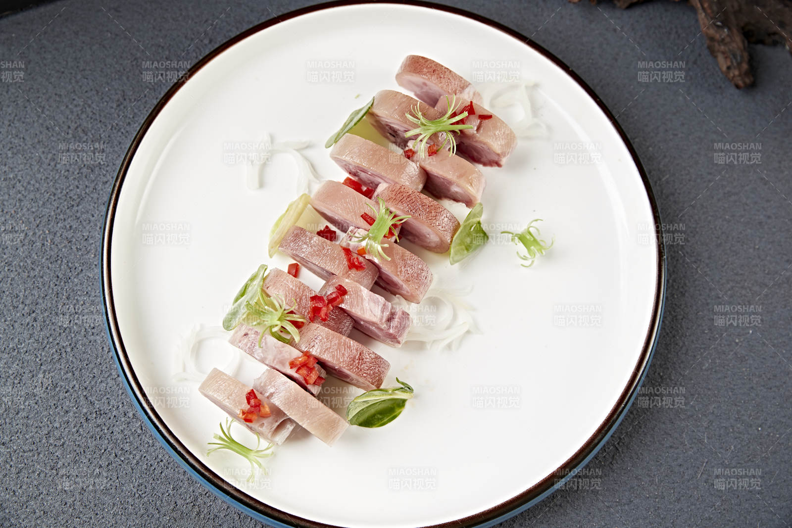 卤味压猪肘花卷切片