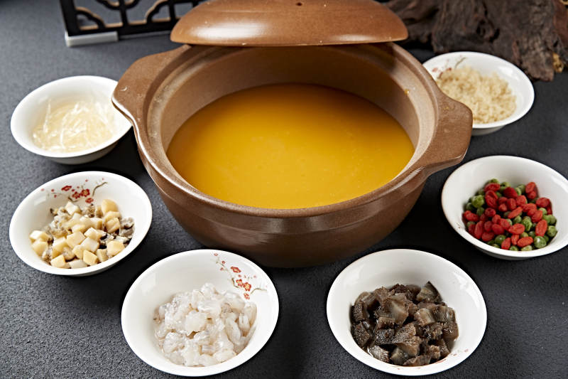 砂锅炖汤配菜齐全