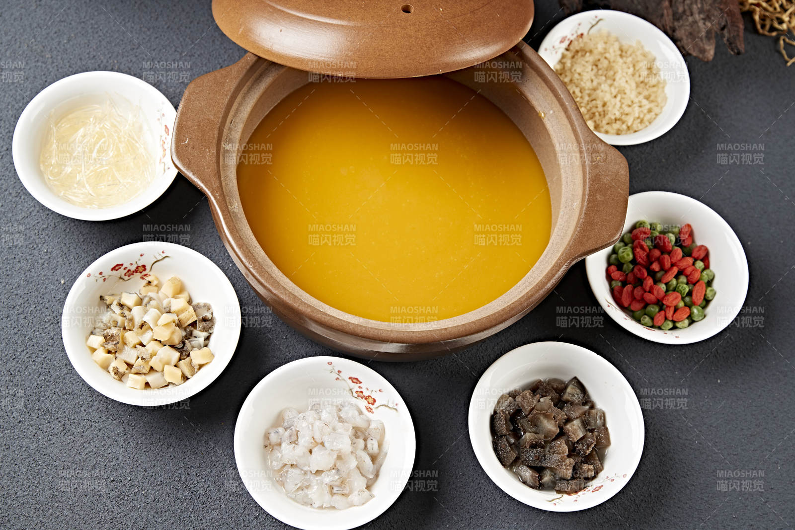 砂锅炖汤配菜图