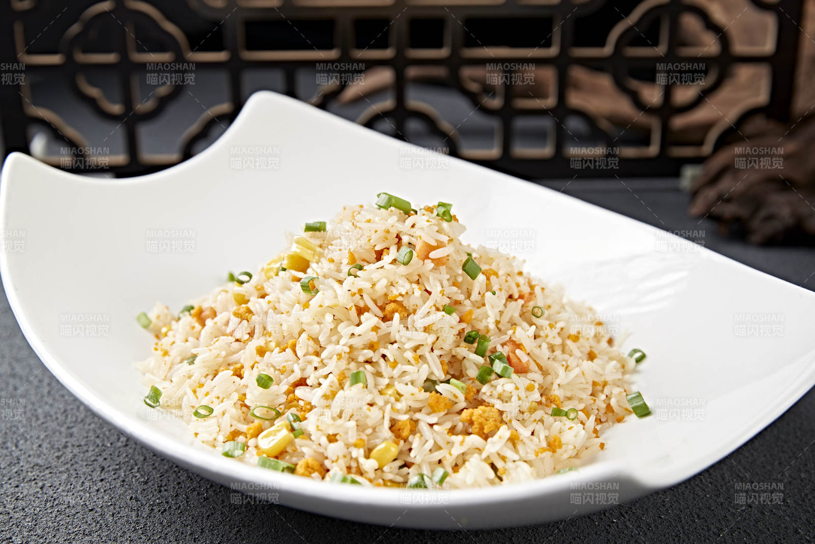炒饭配葱花玉米