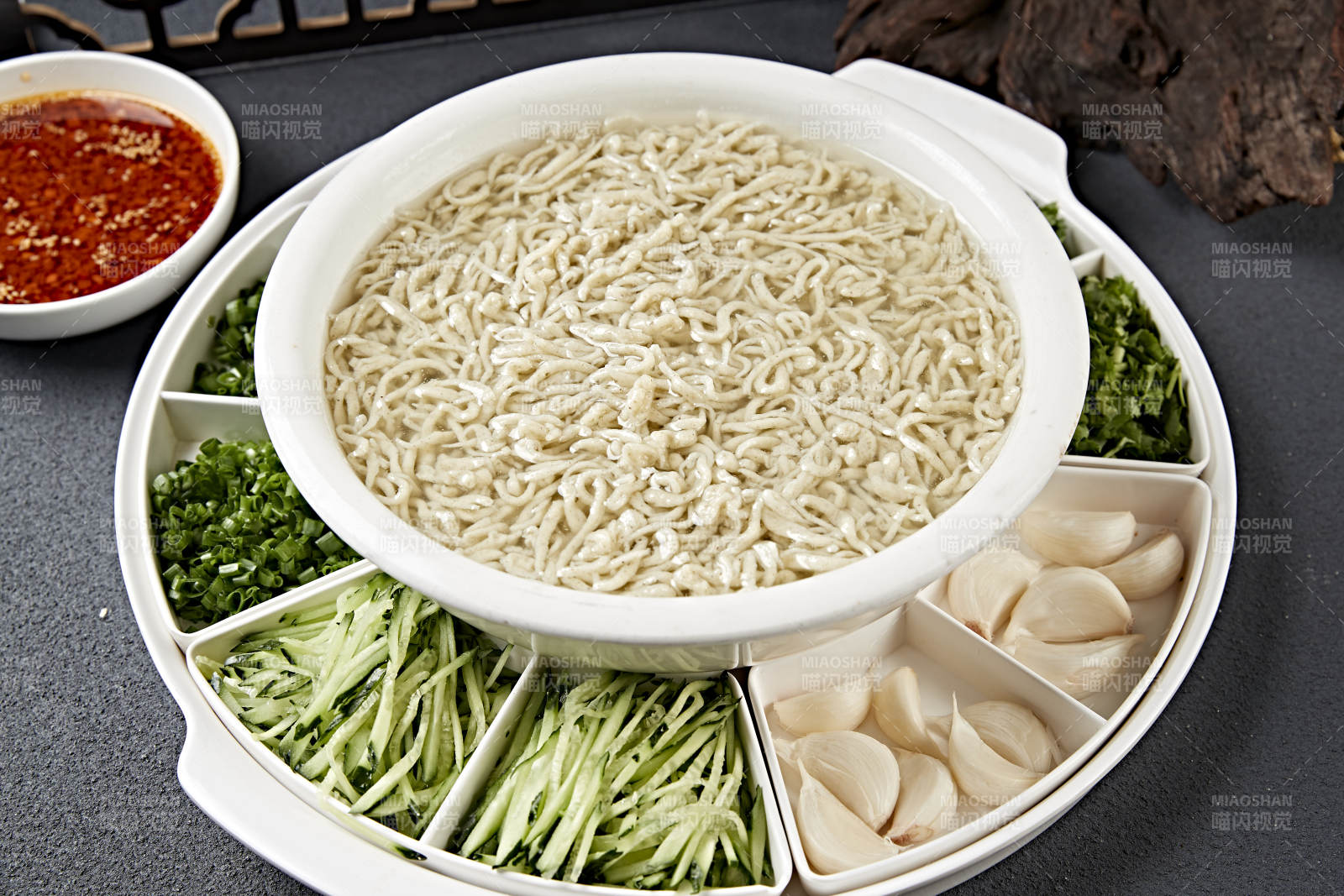 白色瓷盆装的杂粮豌豆粉米凉虾