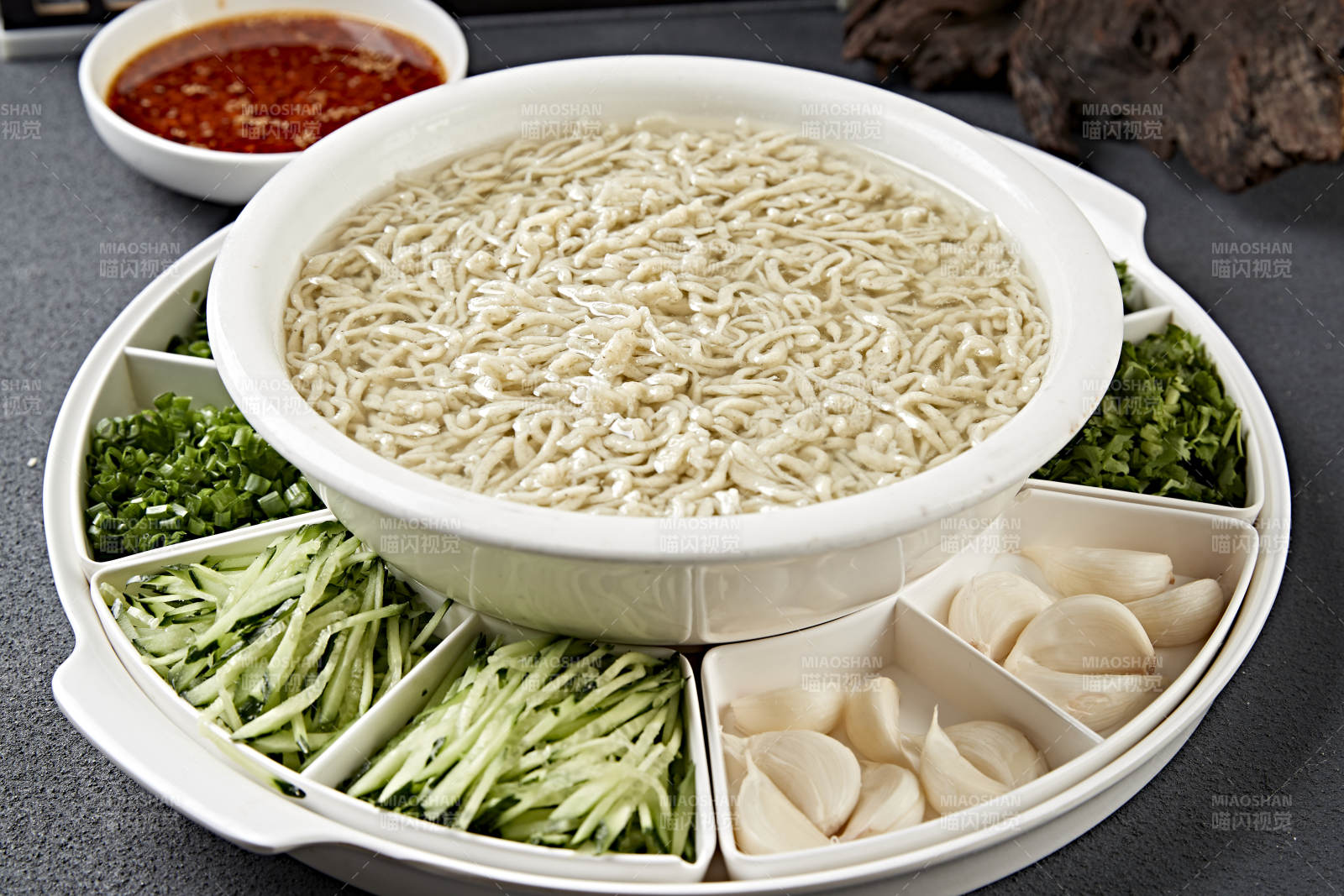 白色瓷盆装的杂粮豌豆粉米凉虾