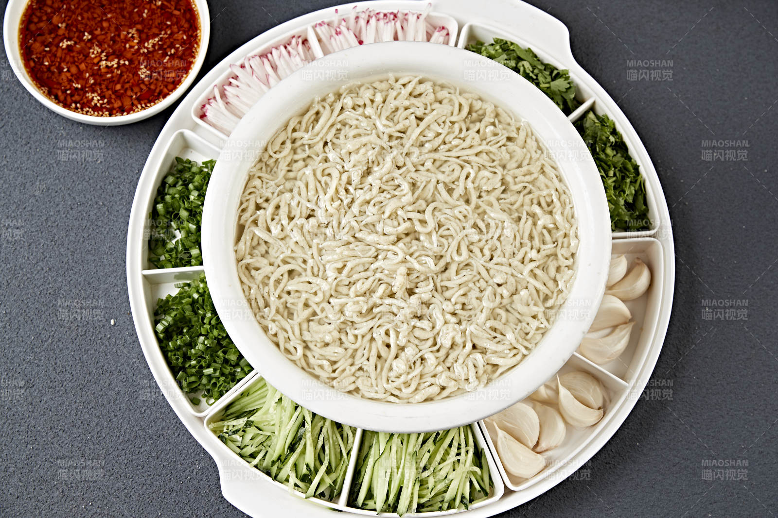 白色瓷盆装的杂粮豌豆粉米凉虾