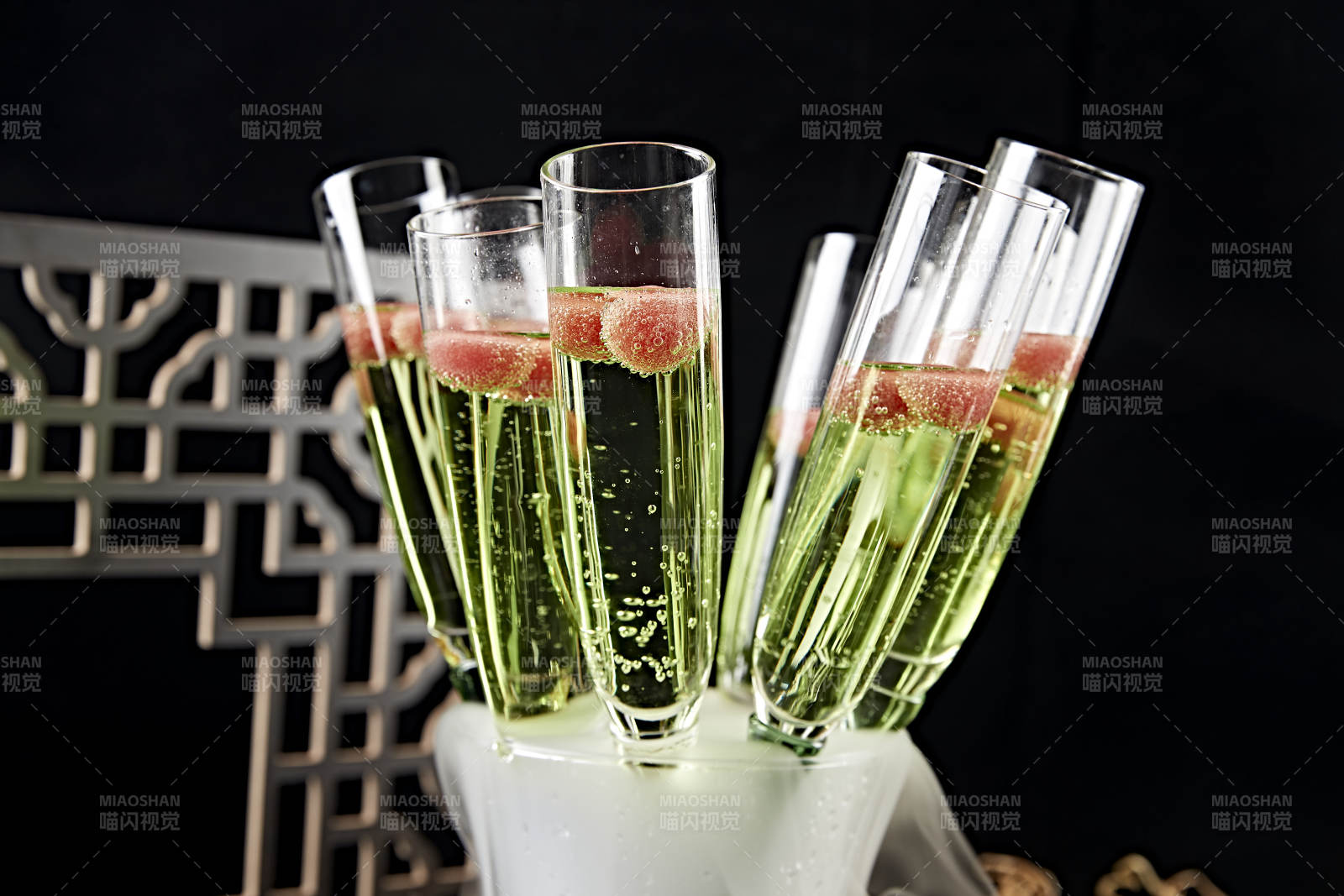 香槟杯中的气泡酒