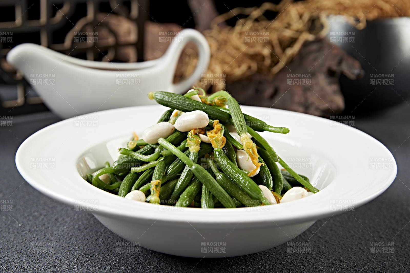 美味凉菜果仁巧拌黄瓜仔