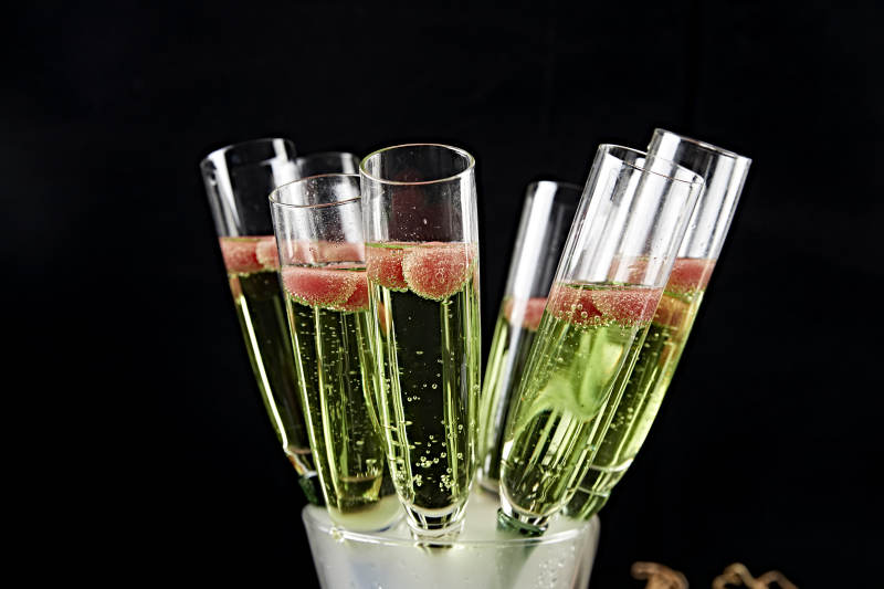 香槟杯中桃红气泡