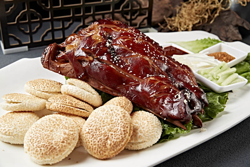 烧烤猪脸猪头肉配锅盔蘸酱菜