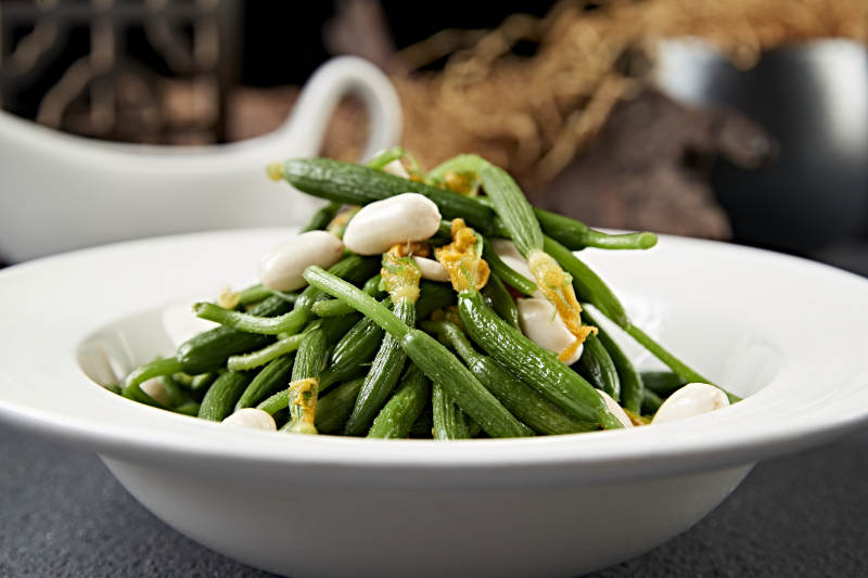 清炒豆角配蒜瓣