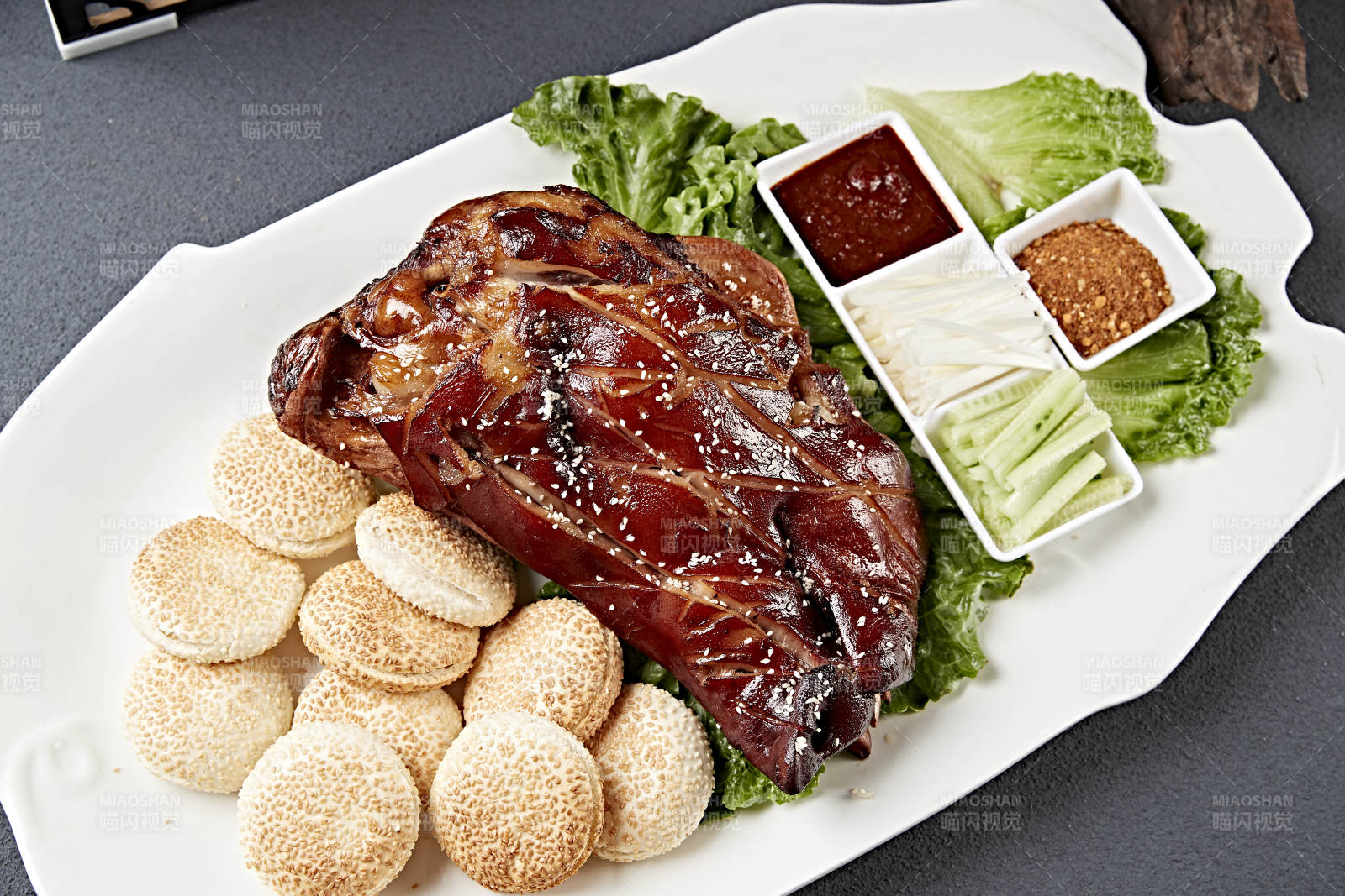 烧烤猪脸猪头肉配锅盔蘸酱菜