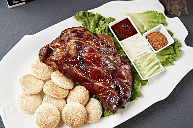 烧烤猪脸猪头肉配锅盔蘸酱菜