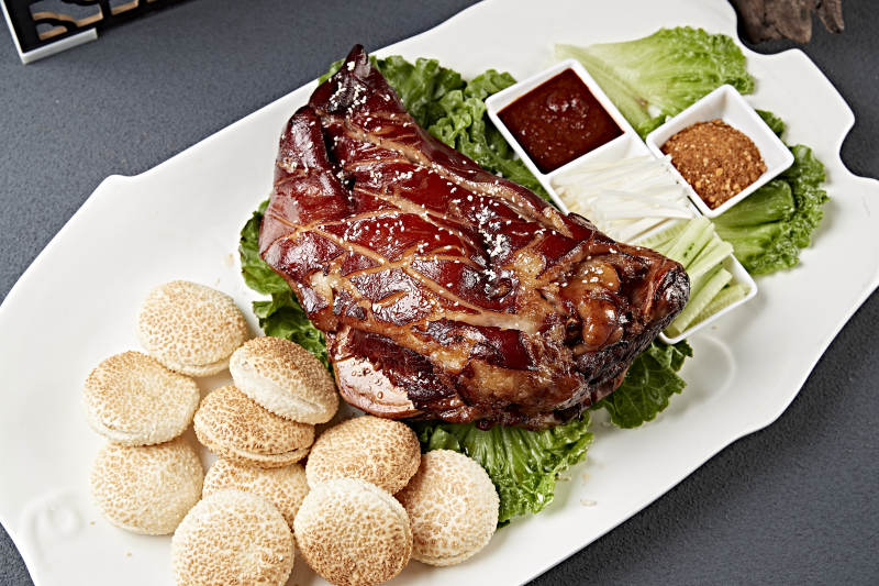 烧烤猪脸猪头肉配锅盔蘸酱菜