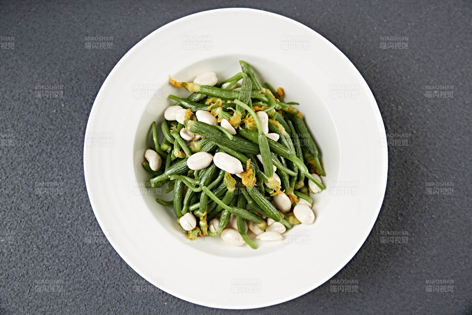 美味凉菜果仁巧拌黄瓜仔