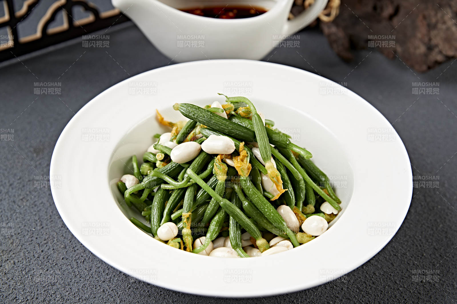 美味凉菜果仁巧拌黄瓜仔