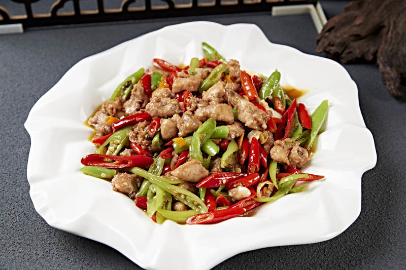 辣炒鸡丁配青椒