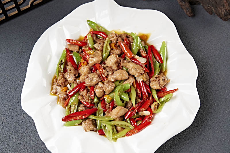 辣炒鸡丁配青红椒