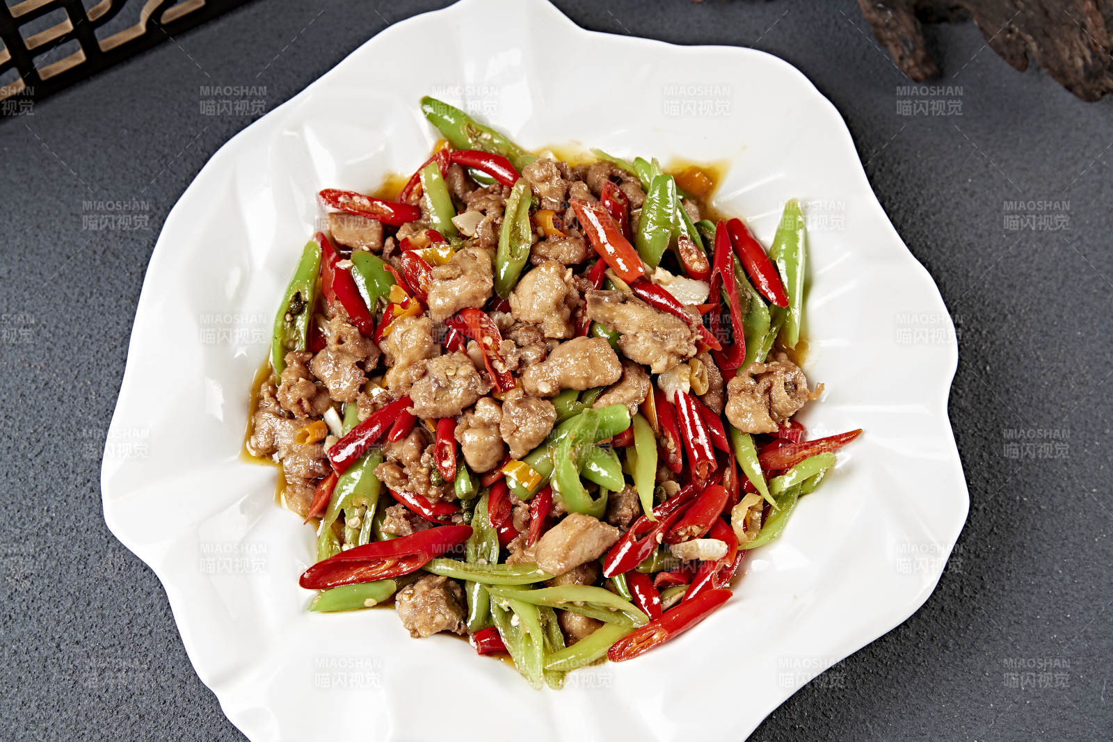 辣炒鸡丁配青红椒