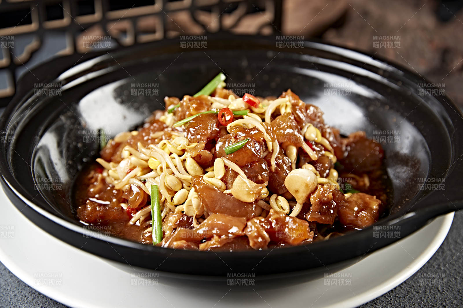 蒜香砂锅豆芽烧蹄筋