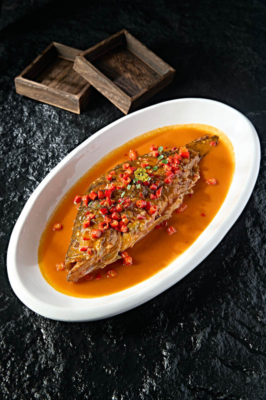 红烧鱼配辣椒